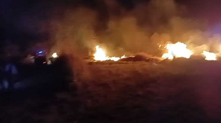 Banda huge fire broke out between three villages spread for three km fire brigade engaged in extinguishing it