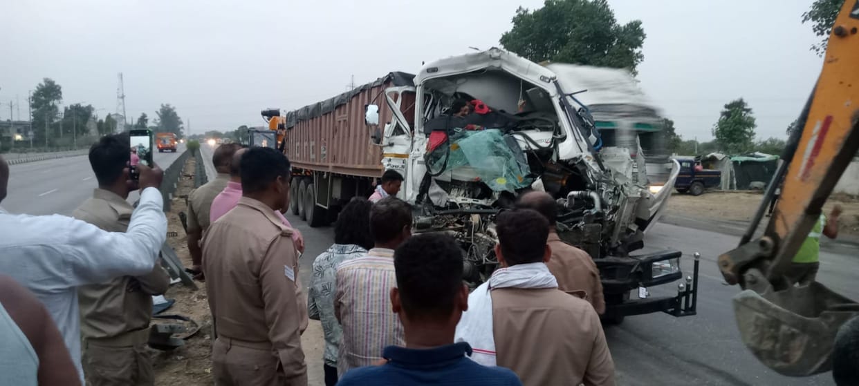 Fatehpur Accident Truck collided with DCM from behind driver died police said high speed was cause of accident
