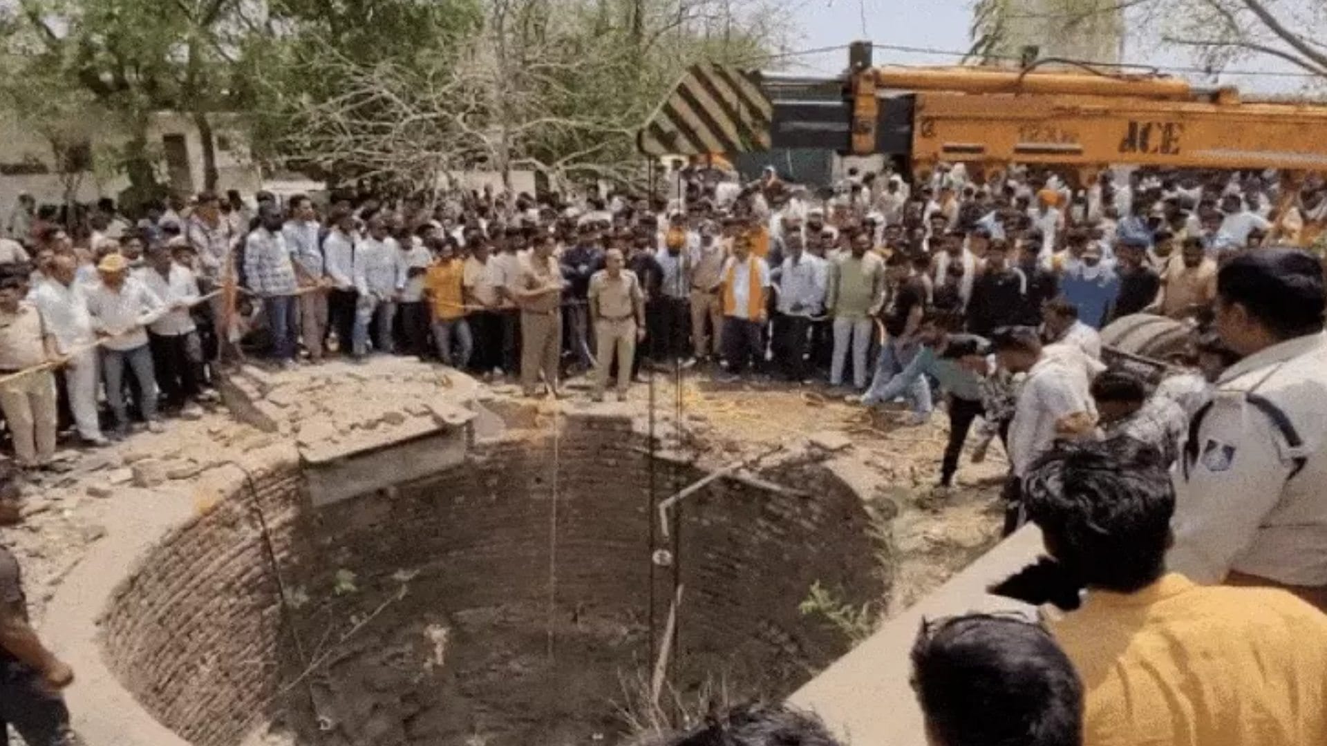 मंदसौर जिले में कुएं के आसपास लगी भीड़, और क्रेन से लोगों को निकालने की कोशिशें जारी हैं.
