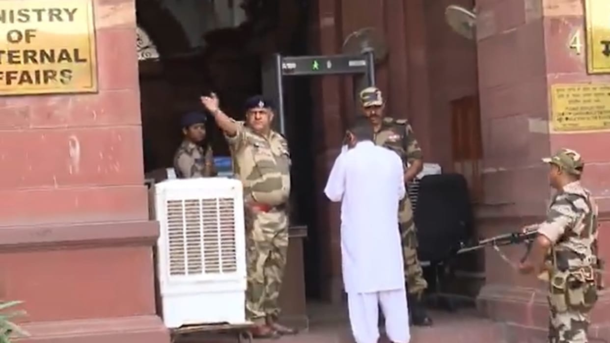 Fact CheckPakistani diplomat prevented from entering South Block office Truth behind viral video
