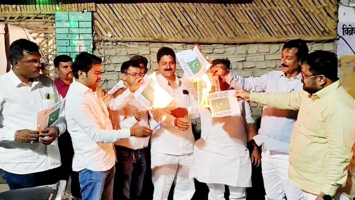 Pahalgam Attack Transporters burnt flag of Pakistan expressed protest organizations took candle march
