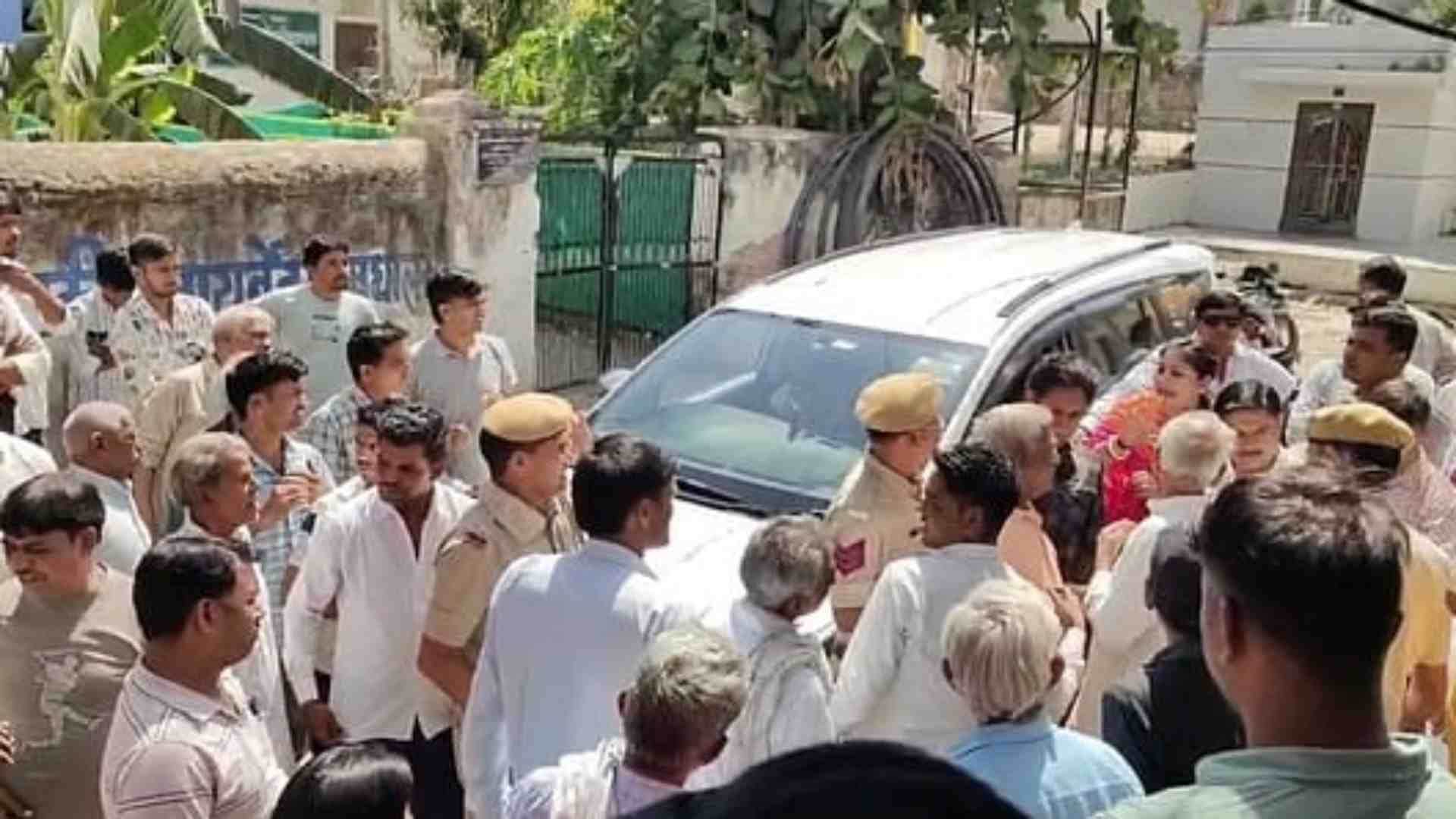 राजसमंद विधायक माहेश्वरी का घेराव करते ग्रामीण।