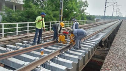 गार्डर रखने का काम करते कर्मी