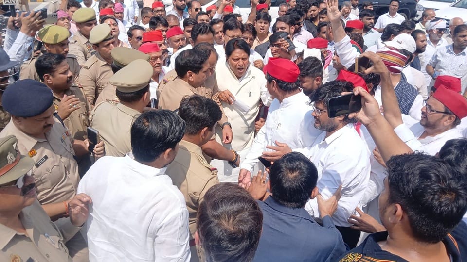 Protest against the convoy of SP Ramji Lal Suman in Aligarh