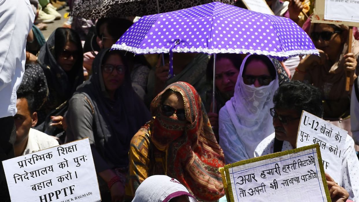 hp govt takes big action against primary teachers, one day's salary will be deducted, suspension for making st