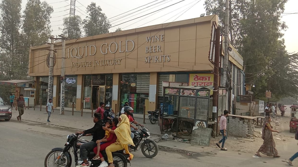 Attempt to rob liquor shop in Kundli, Sonipat, one miscreant caught; hanged himself in bathroom
