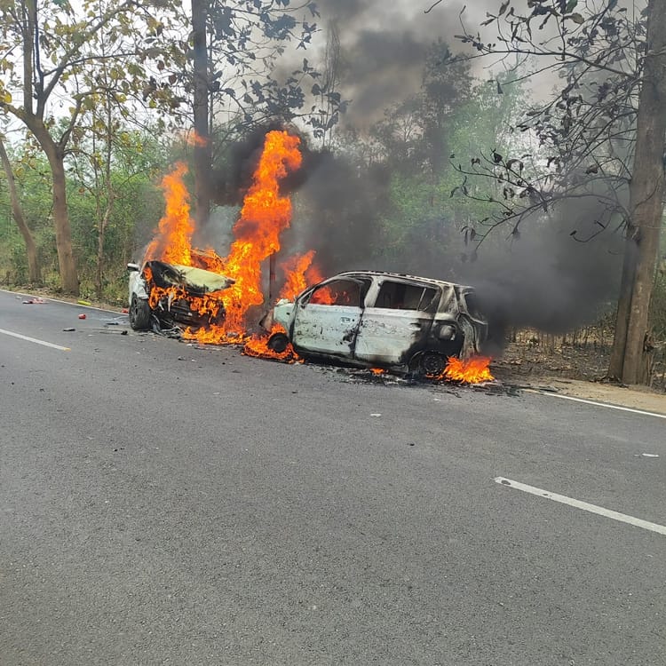 हल्द्वानी में बड़ा हादसा: दो कारों की आपस में टक्कर के बाद लगी आग, एक की मौत, पांच लोग घायल