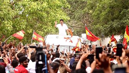 Thalapathy Vijay Fan Jumps from Tree Climb on Car During Coimbatore Rally