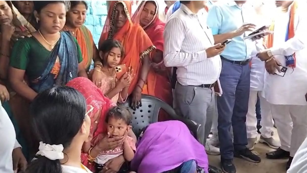 Union Minister Anupriya Patel reached the house of Mahendra Singh who died in a road accident