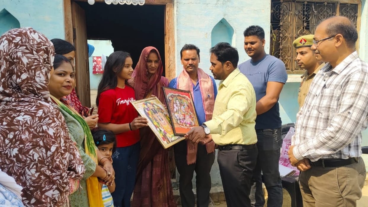 Labourer daughter got first rank in the school in UP Board exam ADM honoured her in Shahjahanpur