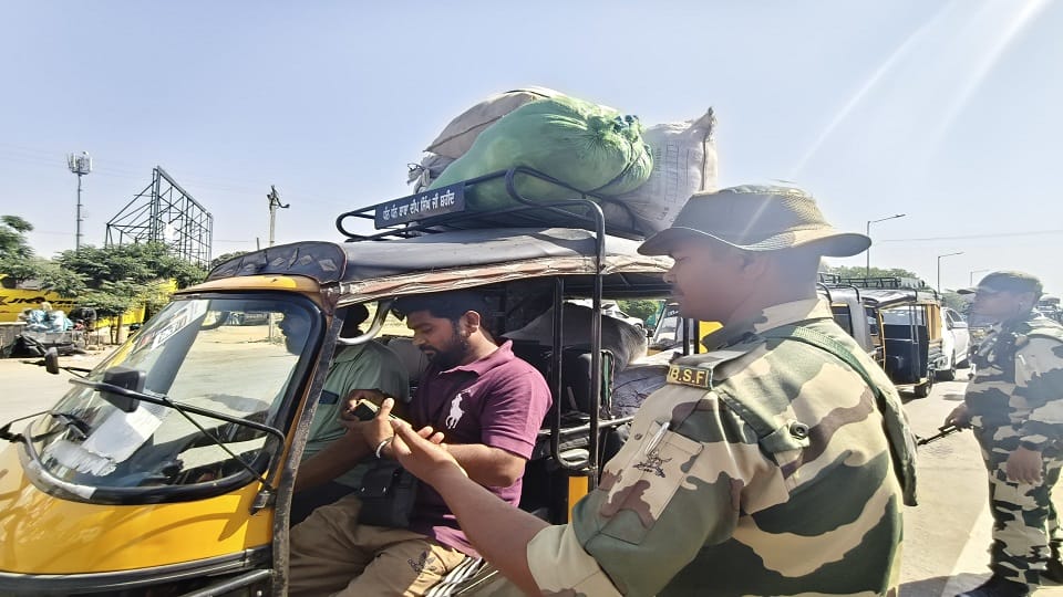 People returned to Pakistan from Attari border