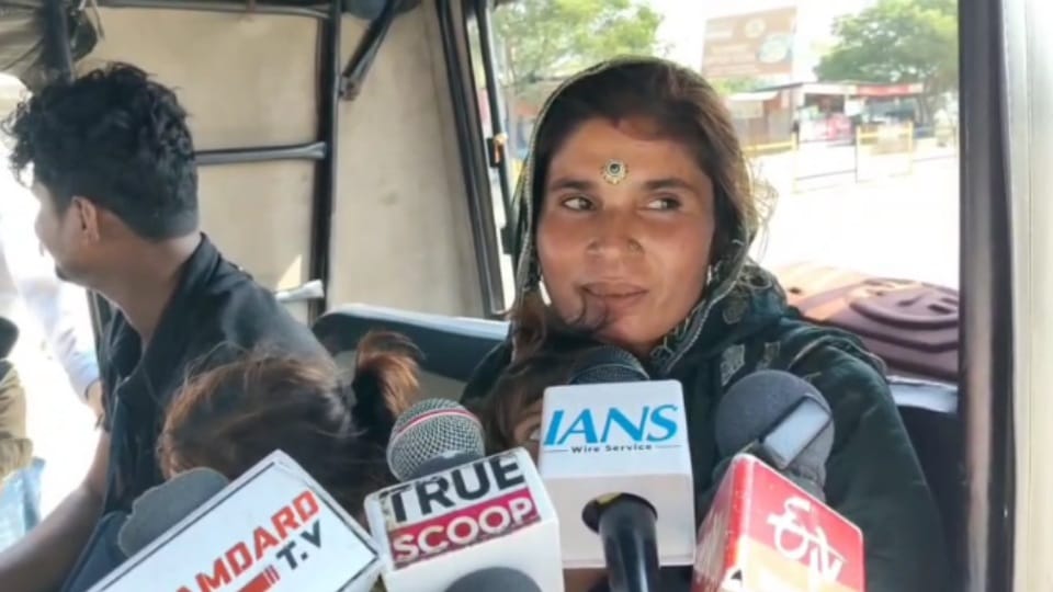 Pakistani citizens living in India return from Attari border continued on Monday see video