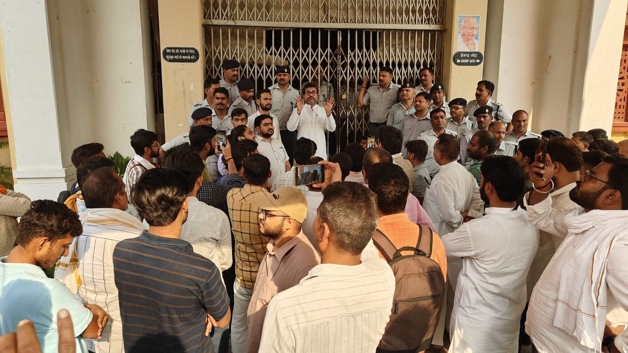 BHU Students protest in central office regarding PhD admission in varanasi
