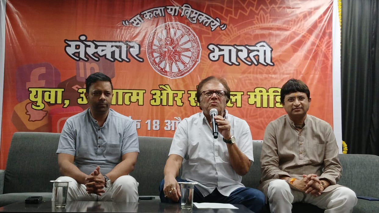 Bhopal: The falling standard of stand up comedy is worrying, actor Rajeev Verma said – there has been a declin