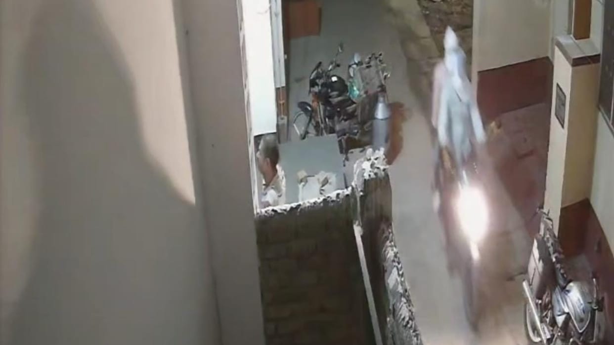 Bihar News : Firing at JDU party leader's house muzaffarpur bihar police miscreants seen in CCTV