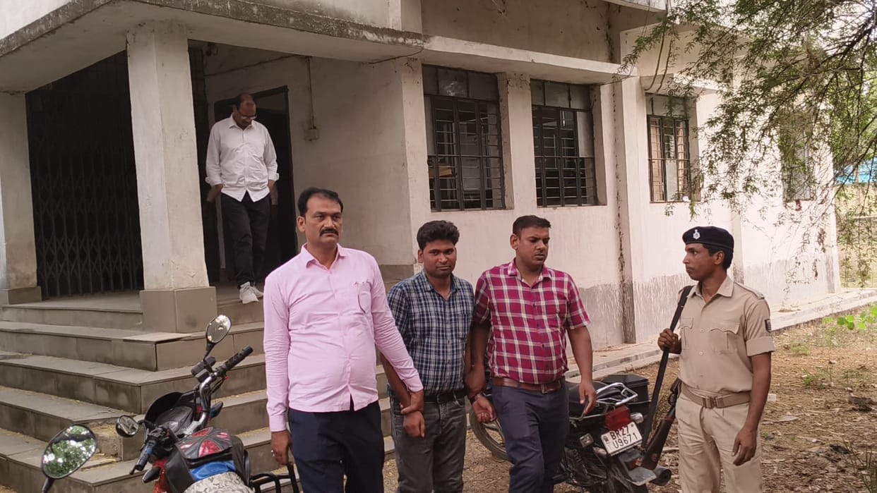 Bihar News : Vigilance department arrested revenue employee for taking bribe of twenty thousand rupee nawada