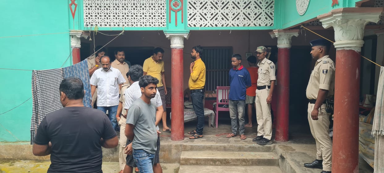 Jewellery and cash worth 50 lakhs stolen in a gruesome robbery in this district of Bihar