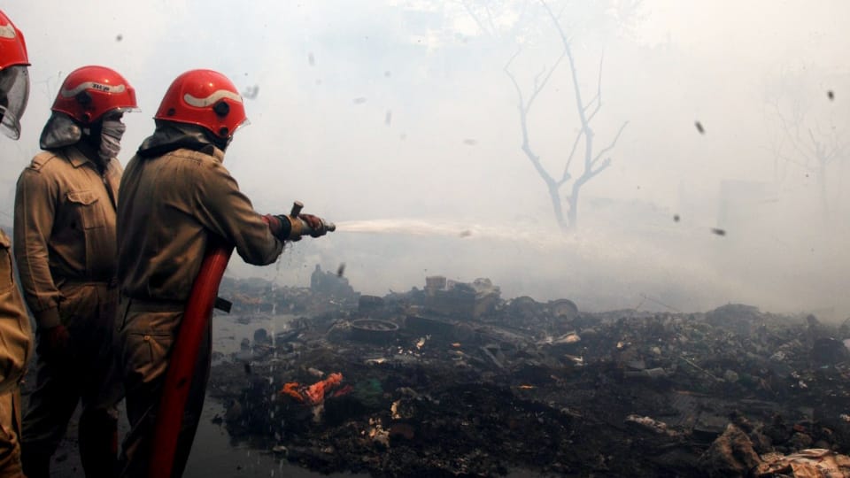 Fire broke out in slum in Delhi s Vivek Vihar while cooking one died