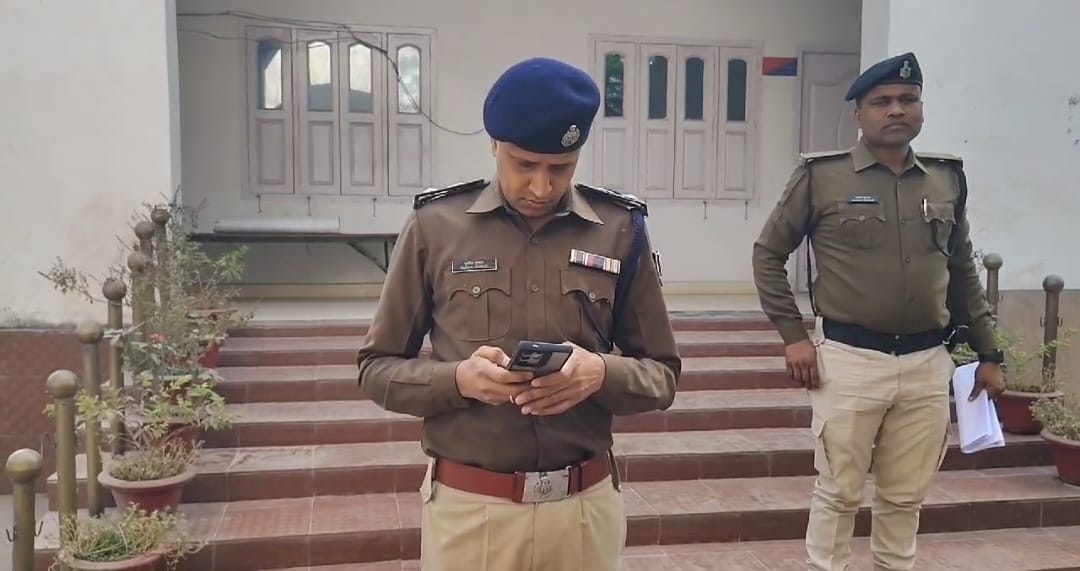 Bihar News: Seven policemen suspended on charges of colluding with sand mafia