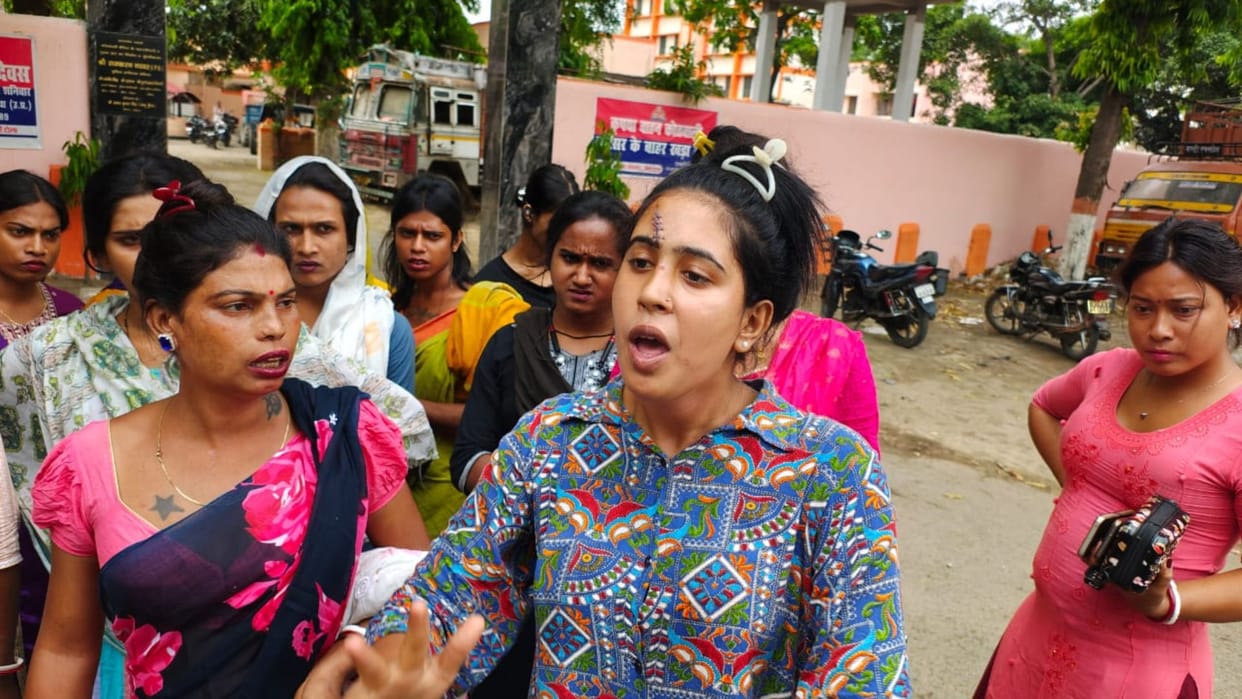 Eunuchs protest clap in front of police create ruckus at police station gate make serious allegations