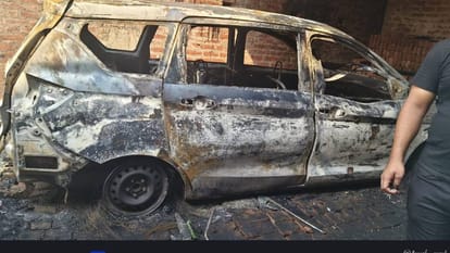 Fire broke out in garage late at night in Sitapur three vehicles burnt