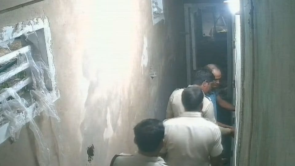 Police beaten a hotel cook in Narnaul