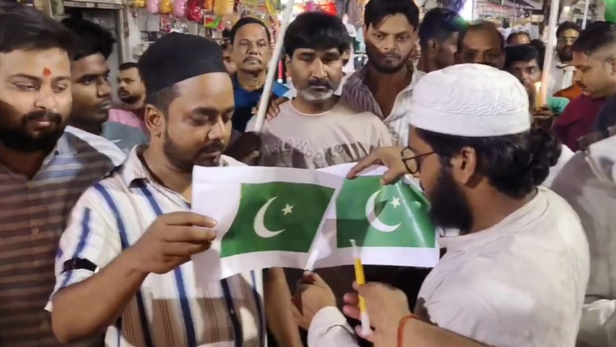 Voice of Indian people, Down with Pakistan Hindus and Muslims burnt an effigy together expressed anger