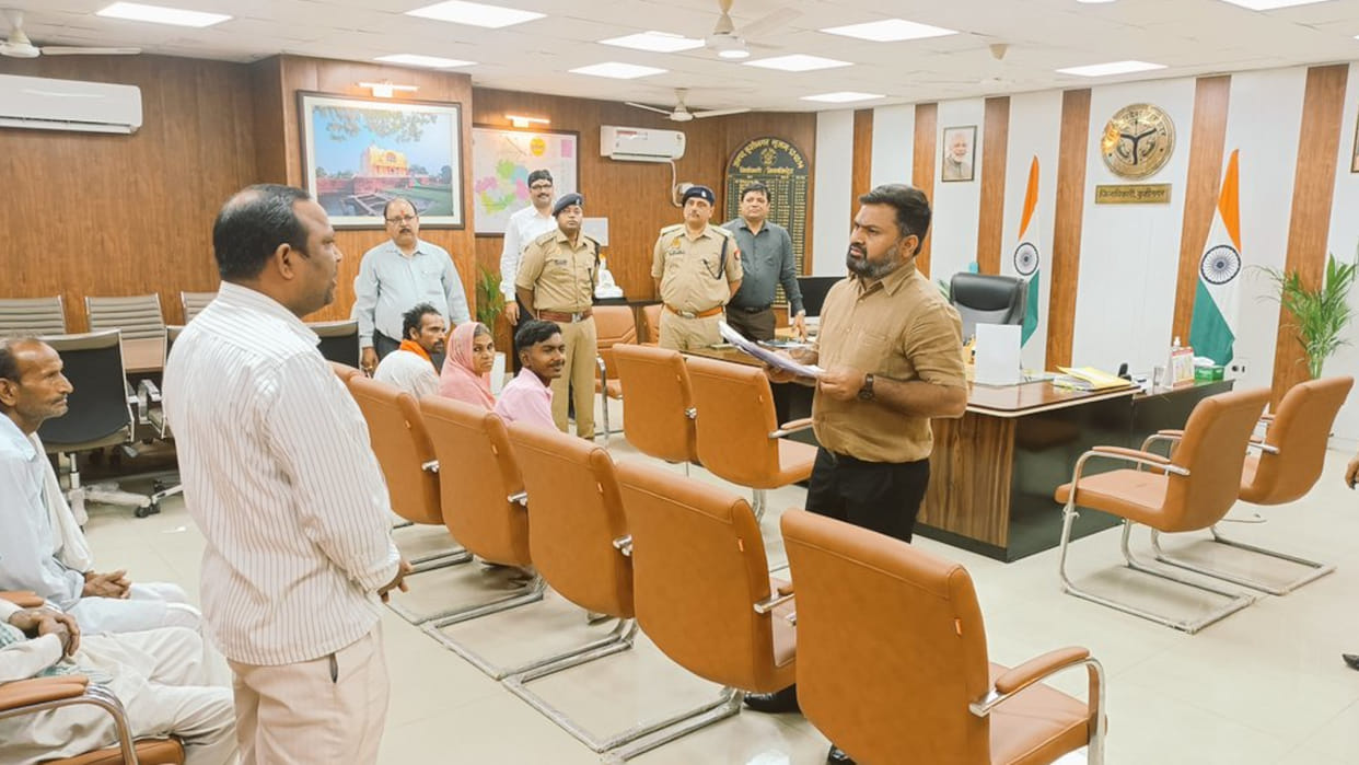 DM Kushinagar gave instructions that there should be no negligence in resolving complaints