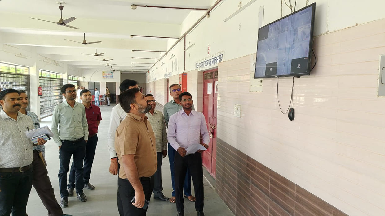 'There should be regular monitoring through CCTV cameras', DM Kushinagar inspected the EVM warehouse