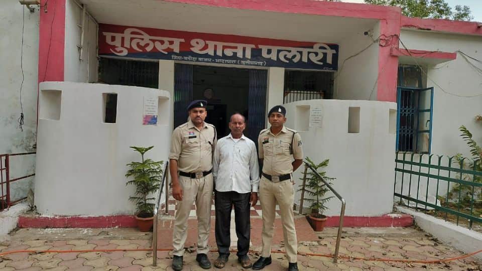 केंद्र प्रभारी गिरफ्तार