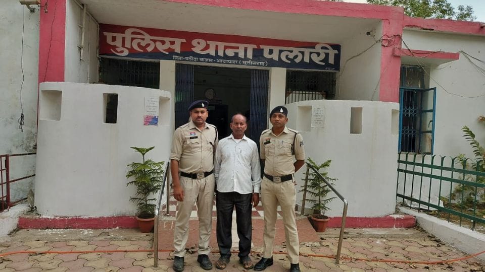 केंद्र प्रभारी गिरफ्तार