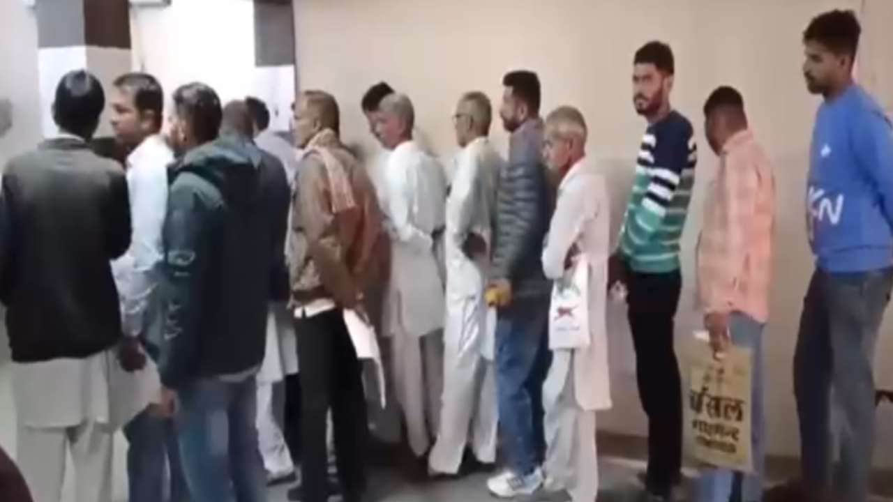 लाइन में खड़े लोग (फाइल फोटो)