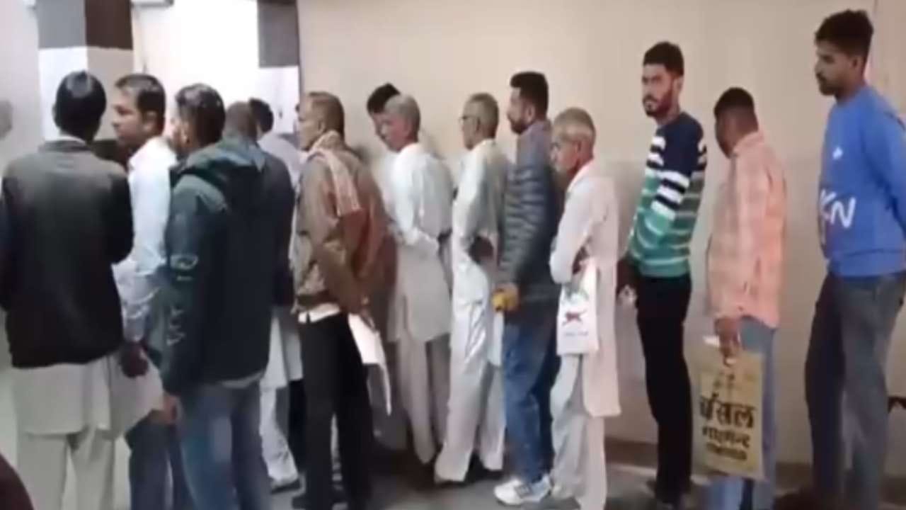लाइन में खड़े लोग (फाइल फोटो)