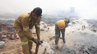 80 huts engulfed in fire in Lucknow firefighters busy dousing fire