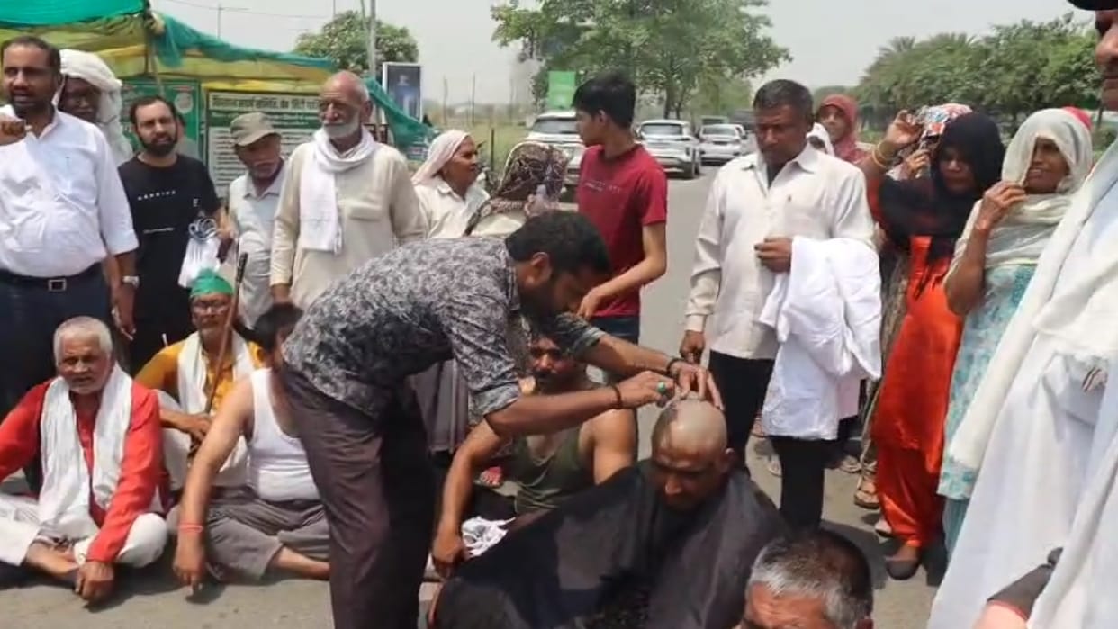 The farmers protesting against the builder lost their patience and protested by shaving their heads