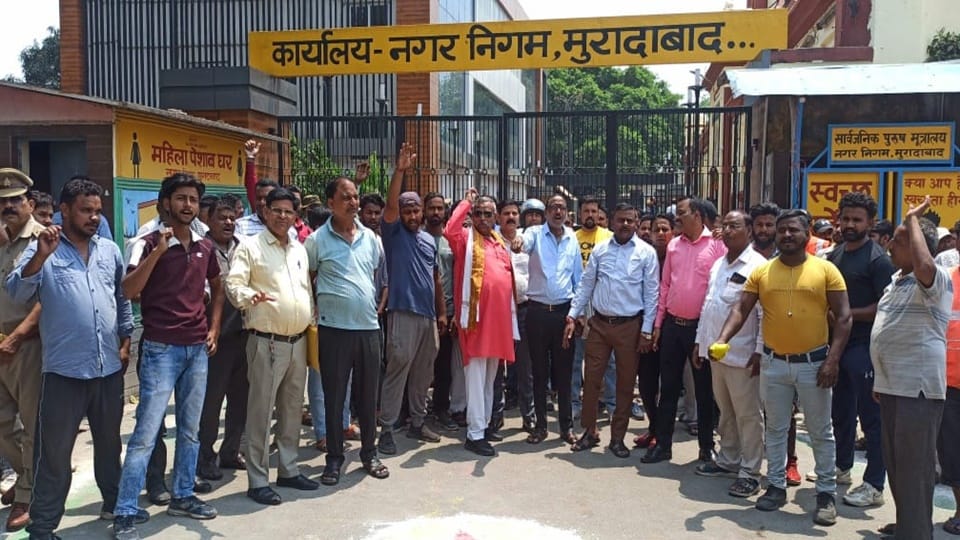 Moradabad: Sanitation workers create ruckus before Municipal Board meeting, end practice of contracting