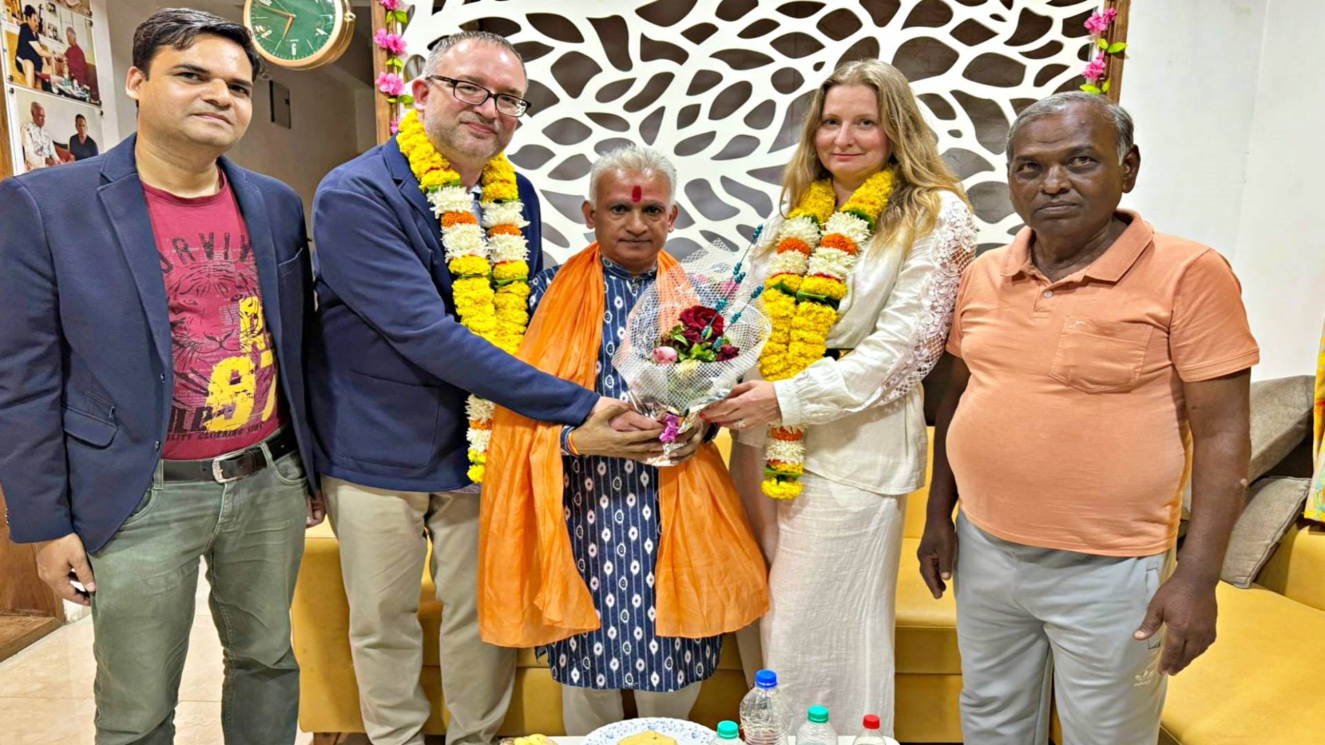 राजकुमारी का स्वागत करते हुए