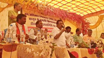 MP News Minister Vijay Shah reprimanded forest officials in Dindori forest village Simardha dominated tribals