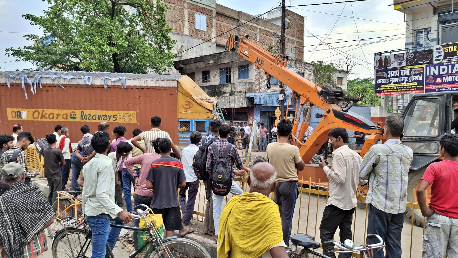 Muzaffarpur News: High speed container broke railing and entered shop, house also damaged; atmosphere of chaos