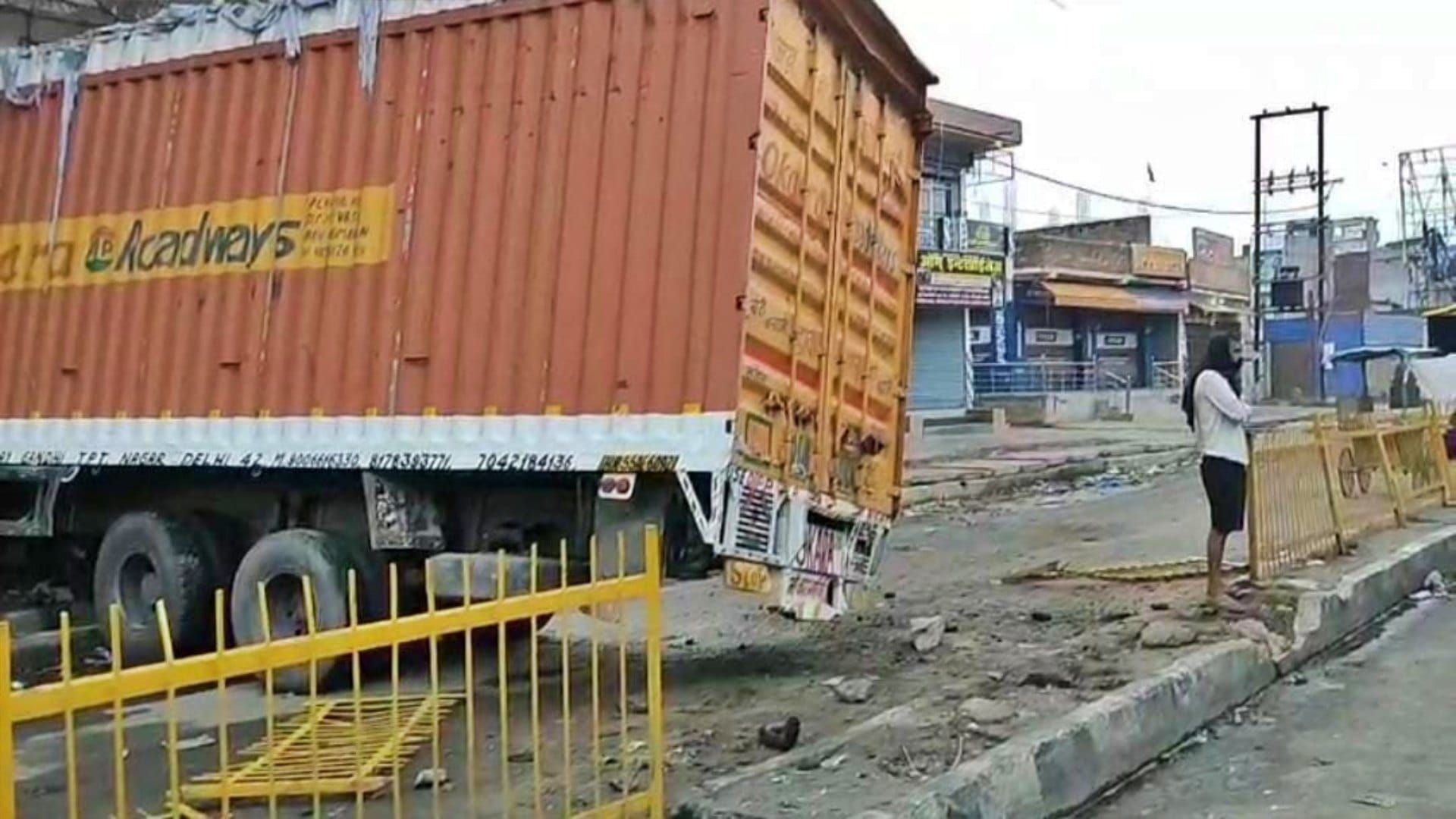 Muzaffarpur News: High speed container broke railing and entered shop, house also damaged; atmosphere of chaos