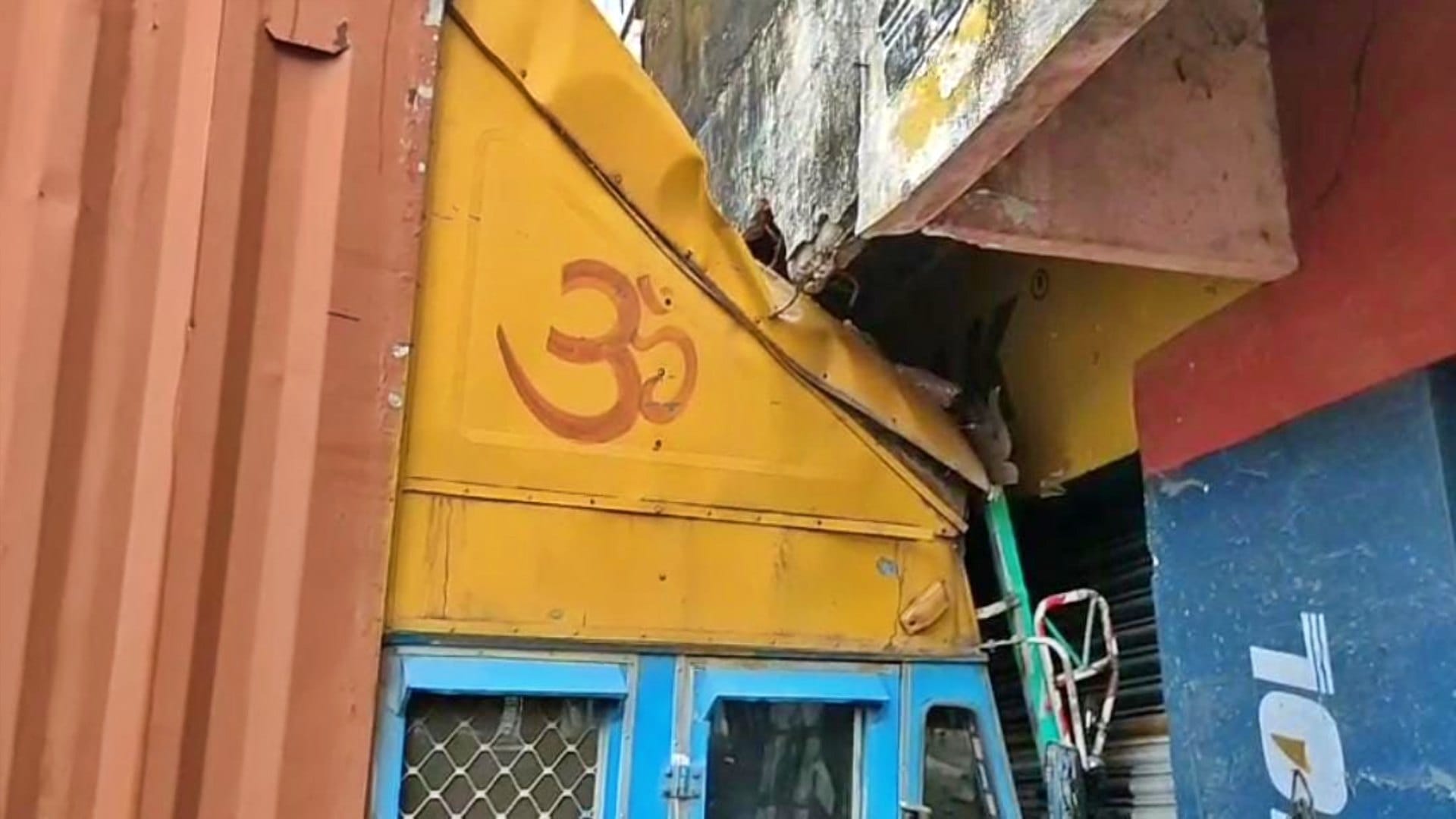 Muzaffarpur News: High speed container broke railing and entered shop, house also damaged; atmosphere of chaos