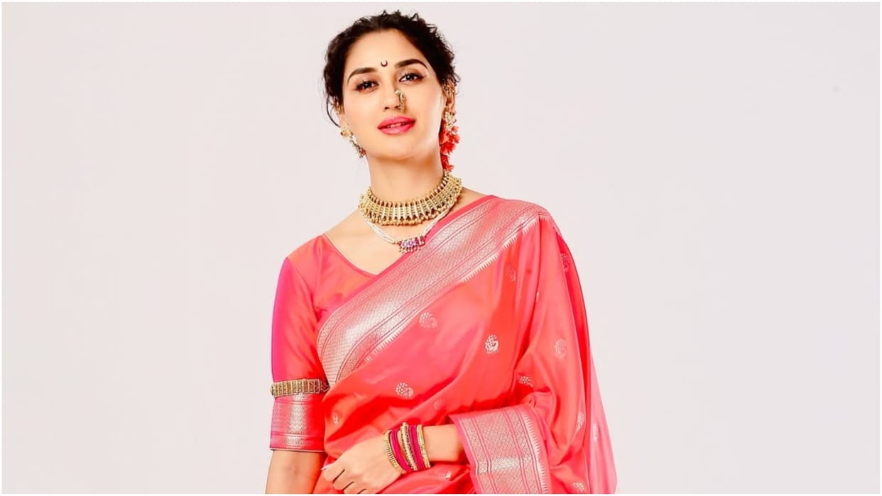 Nikita Dutta visits Babulnath Temple in mumbai seeks blessing of lord shiva amid jewel thief release