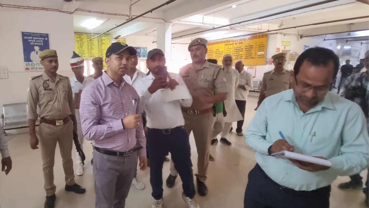 Bhadohi DM Shailesh Kumar inspecting District Hospital and warned absent doctors of action