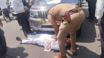 पुलिस की कार के सामने लेटे कांग्रेस जिलाध्यक्ष।