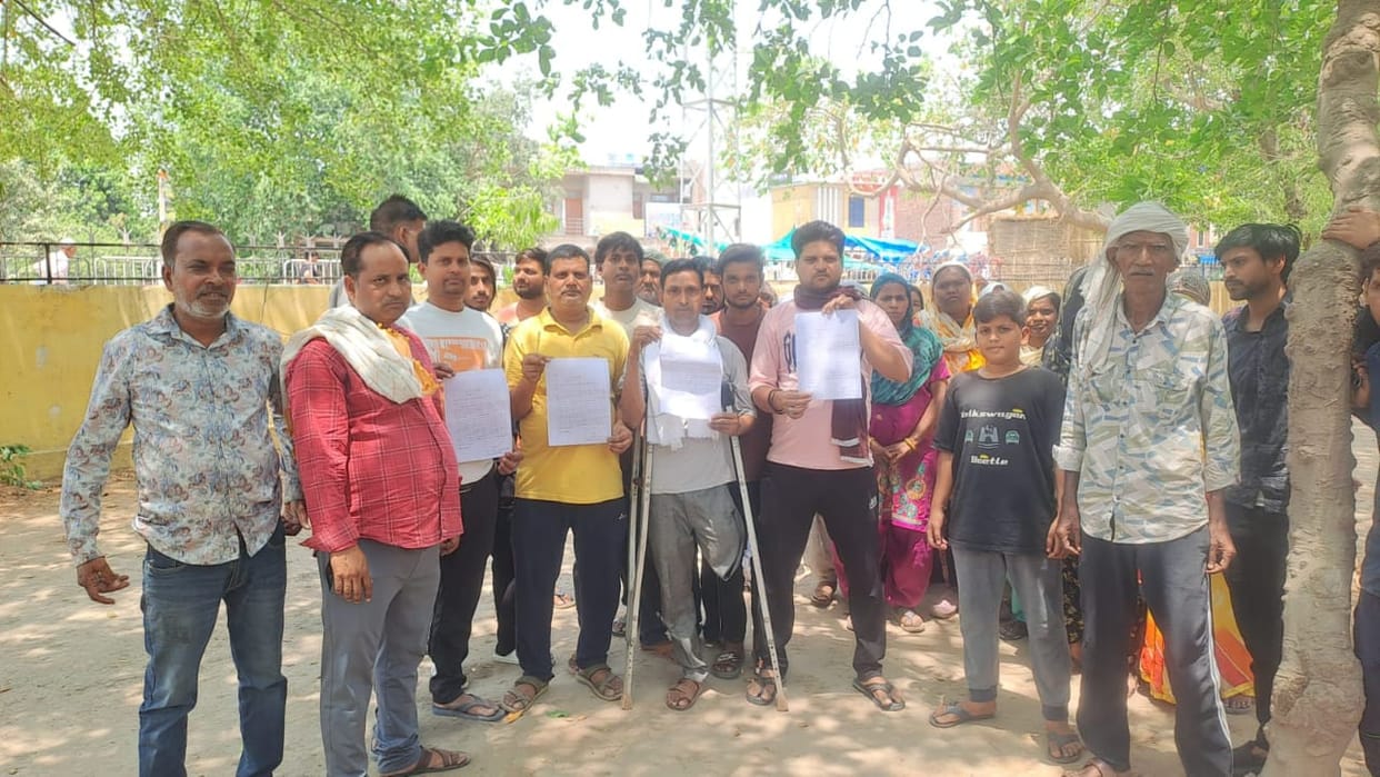 Footpath shopkeepers troubled by 'Encroachment Removal Campaign' appealed to DM