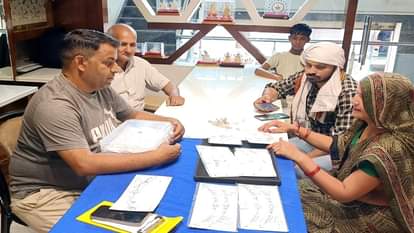 शहर की एक दुकान पर आभूषण पसंद करते ग्राहक