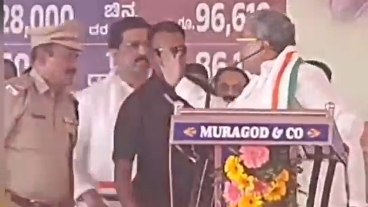 CM Siddaramaiah loses cool at police officer after few people attempt to disrupt his speech