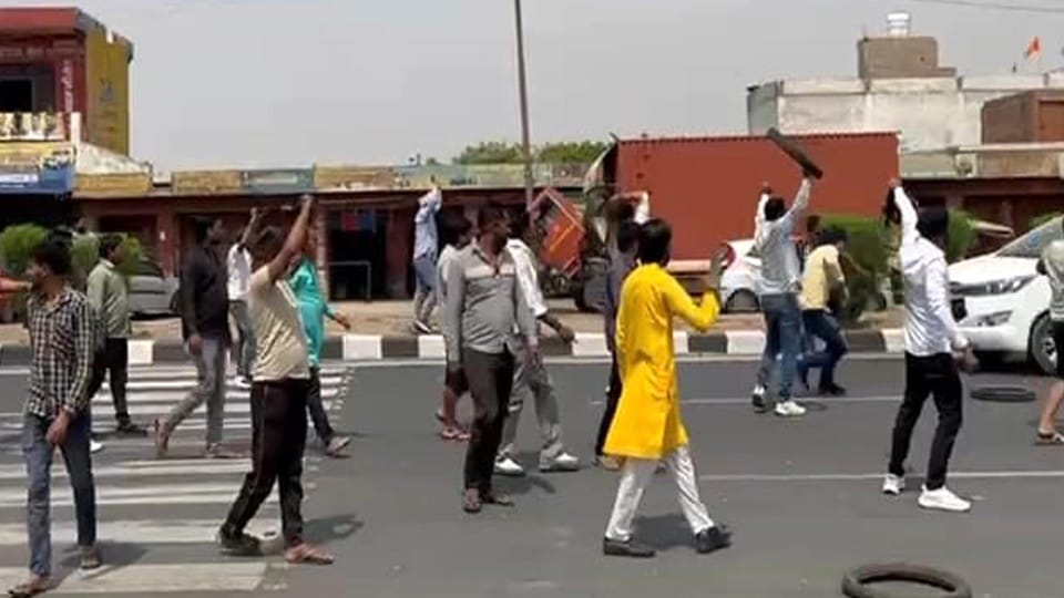 Attack on SP MP in UP Tires thrown scuffles and brawls Ramjilal convoy attacked story