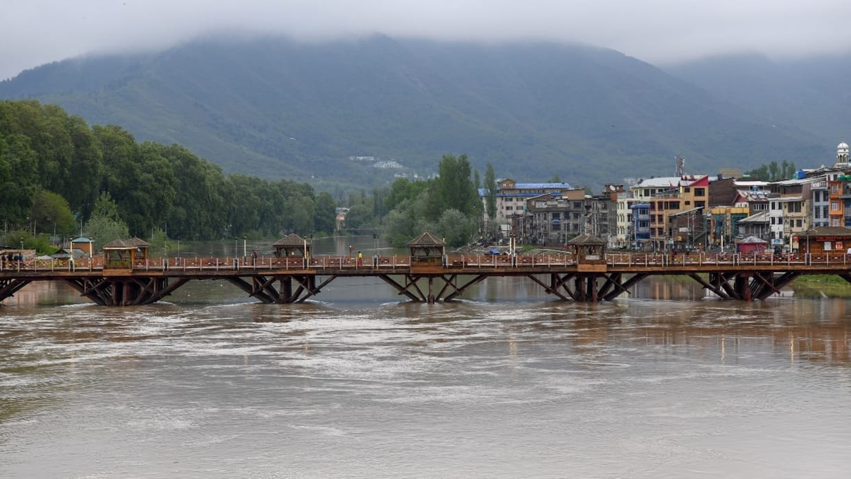 Jhelum river water level increase Pakistan terrified flood-like situation in low lying areas