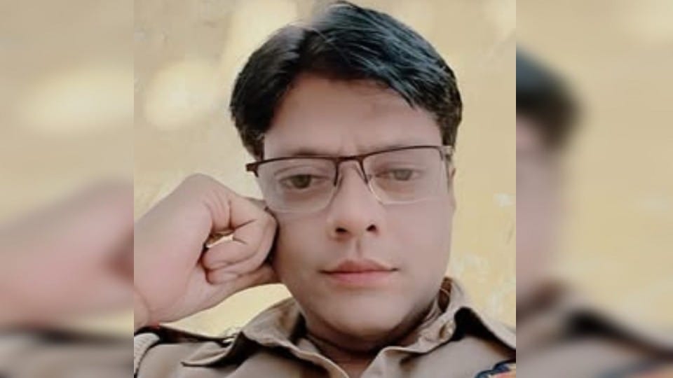 Daroga Death sub Inspector Hemant Kumar posted in Etah suddenly health deteriorated and died